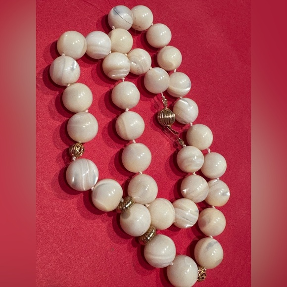 Mother of pearl bead necklace 18” knotted w/ 14K clasp - Picture 4 of 5